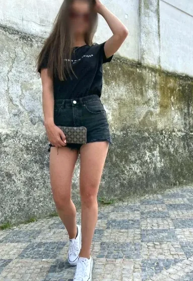 Lara, 33